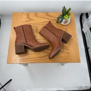 NWT Zodiac Lovie Boots in Cognac Size 8.5